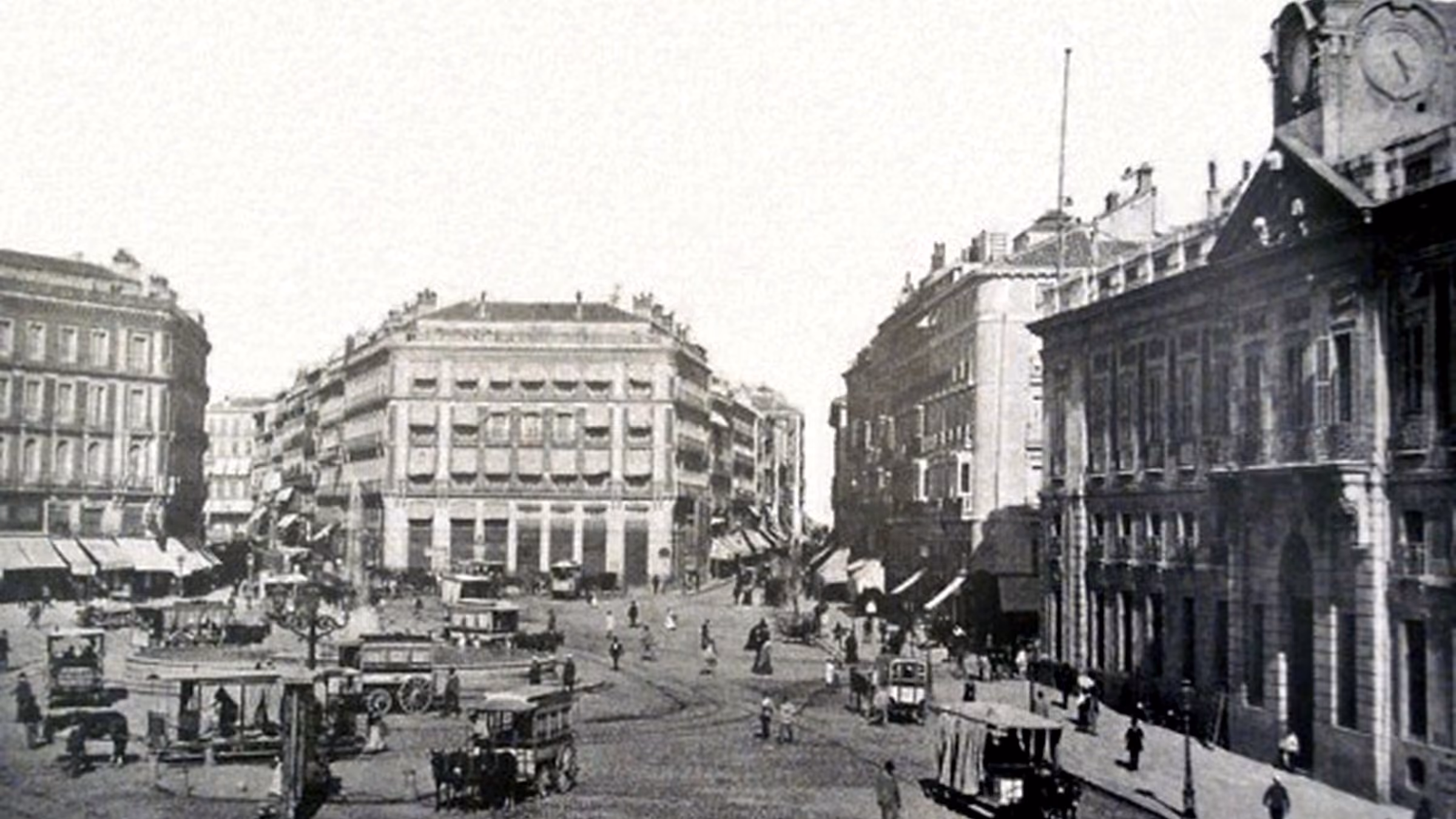 La Puerta del Sol en 1885, con cafés históricos en los bajos de sus edificios