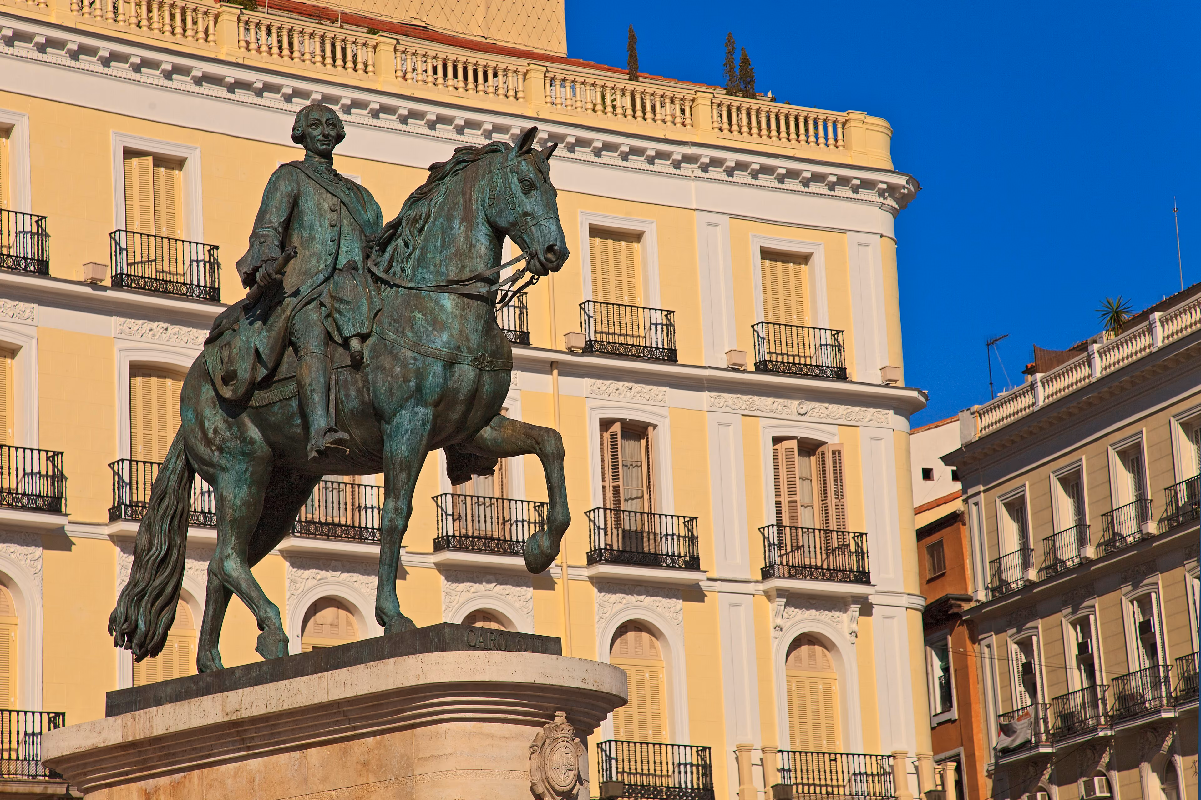 La estatua ecuestre de Carlos III en la Puerta del Sol
