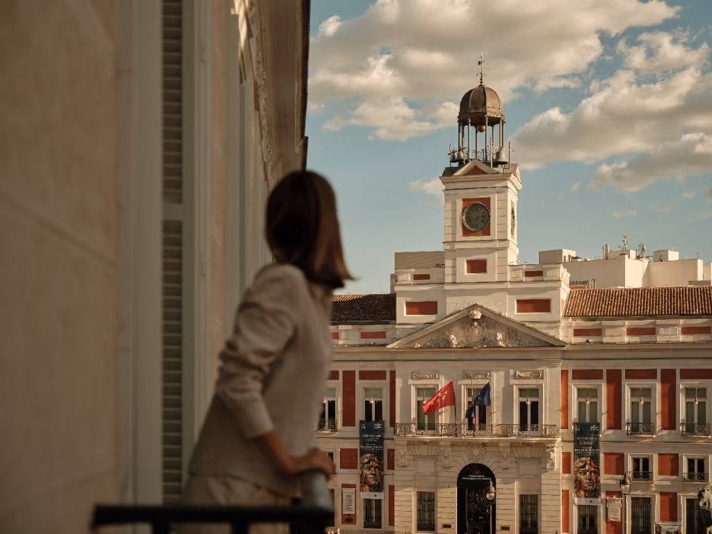 Vista del reloj de la Real Casa de Correos desde un balcón de La Fonda de los Príncipes