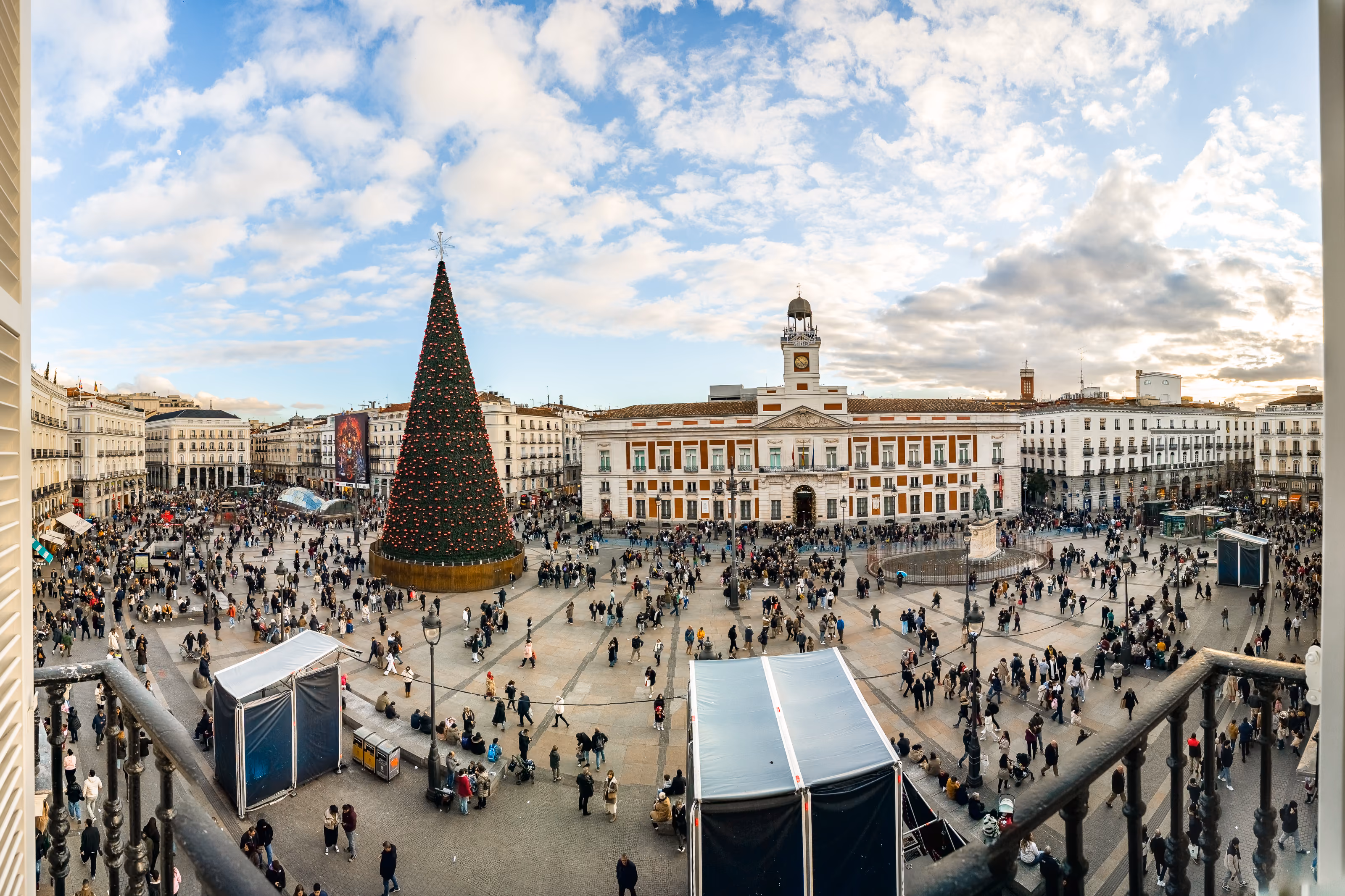 Vista panorámica de la Puerta del Sol de Madrid con la Real Casa de Correos