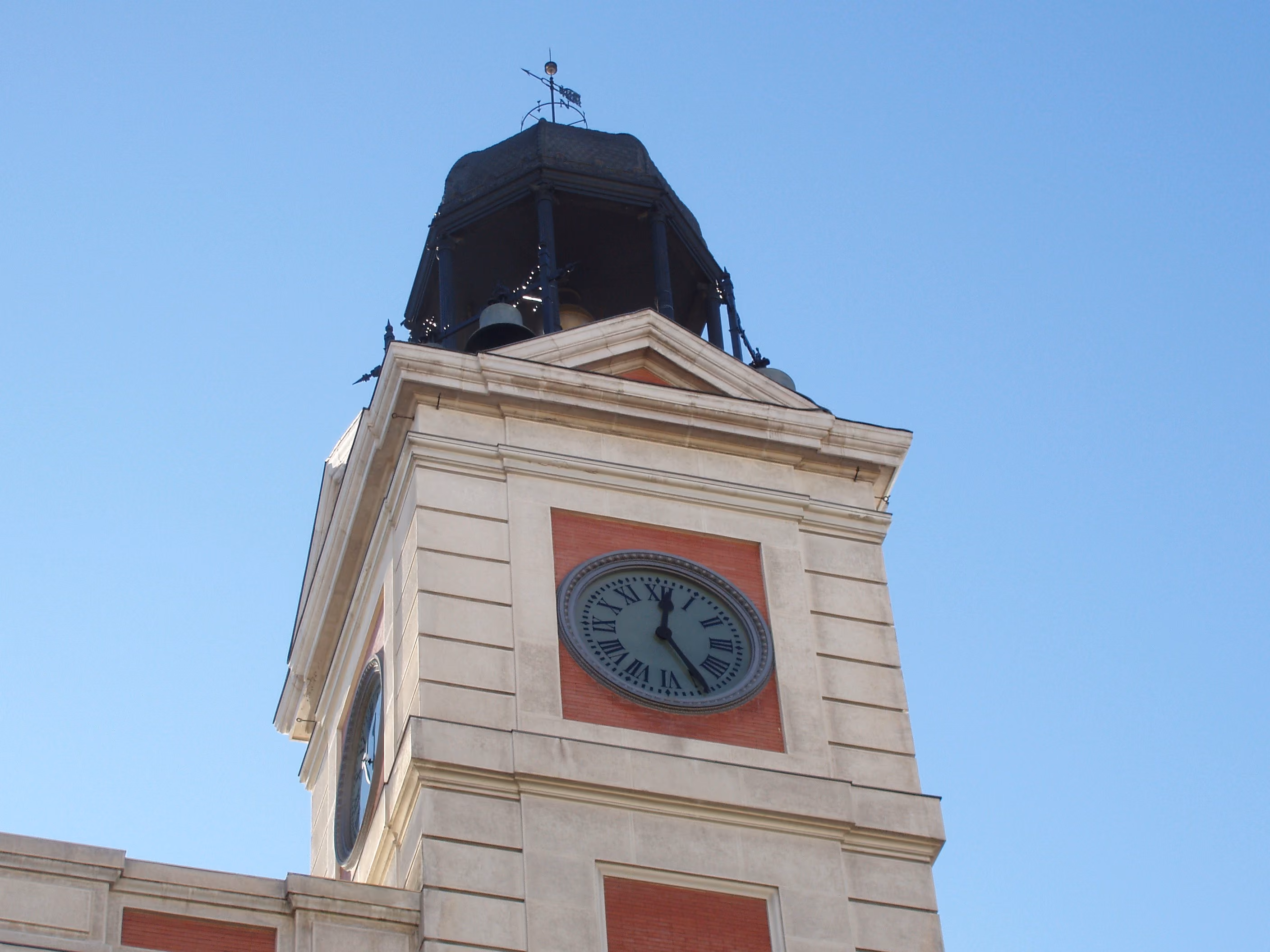 Primer plano del reloj de Losada en la torre de la Real Casa de Correos