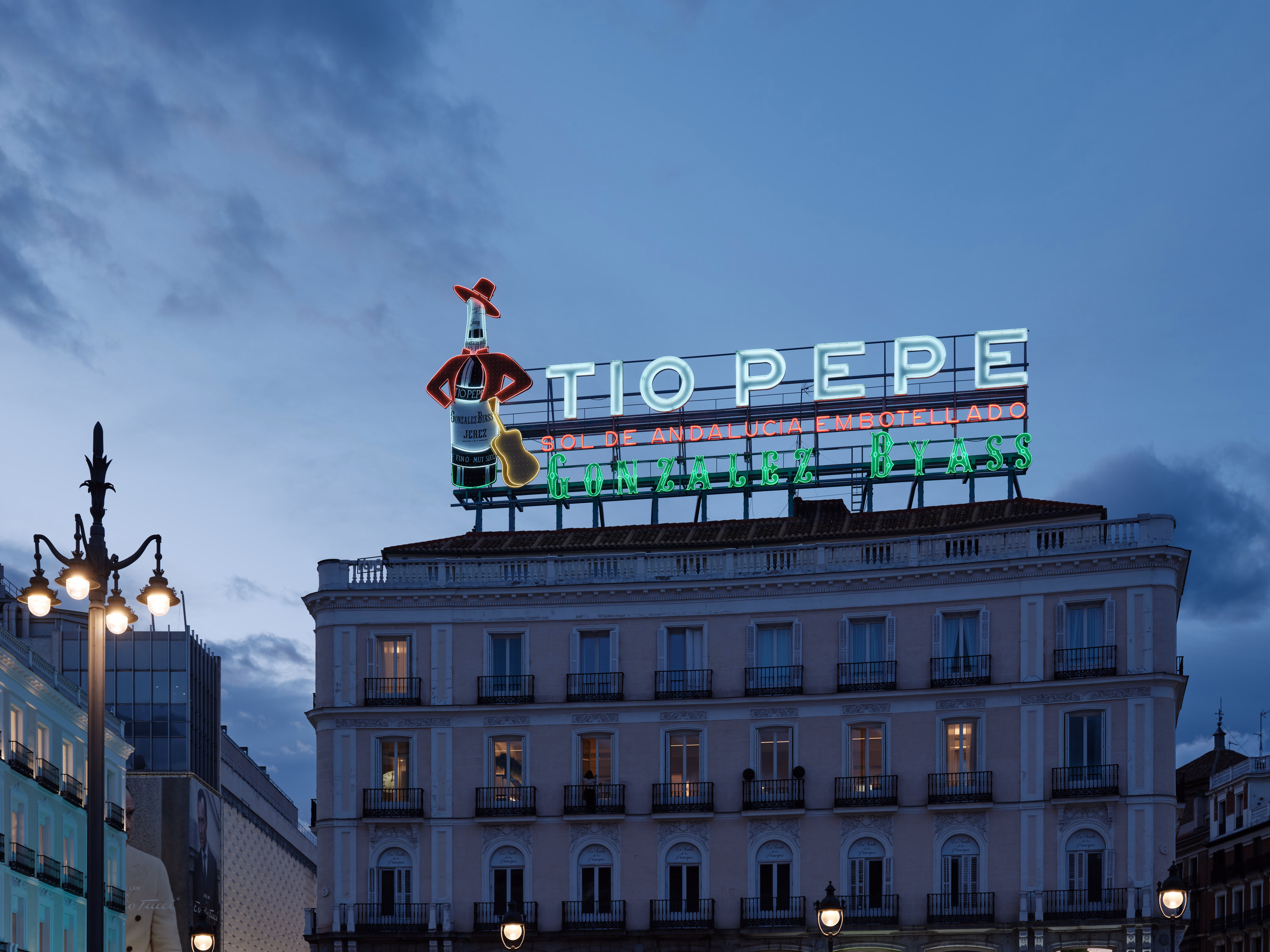 El edificio del antiguo Hotel de París, en el extremo oriental de la Puerta del Sol, coronado durante décadas por el cartel de Tío Pepe